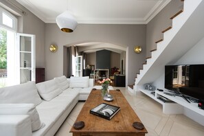 Televisión, chimenea, libros y biblioteca musical 