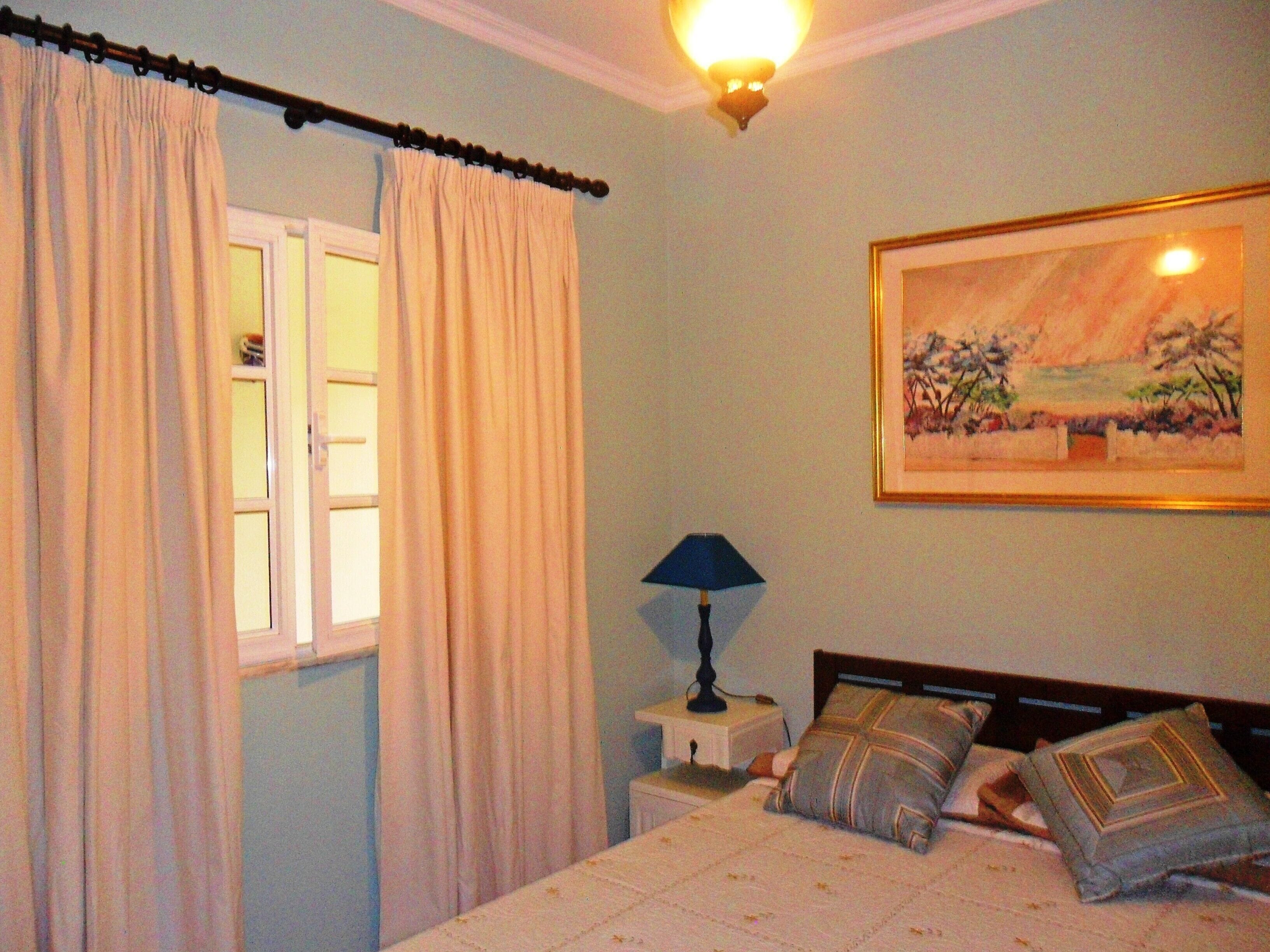 1 habitación, escritorio, tabla de planchar con plancha y cuna de viaje 