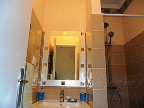 Dusche, Haartrockner, Handtücher, Seife