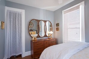 2 bedrooms, iron/ironing board, WiFi