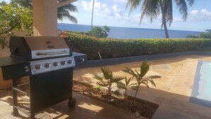 An outdoor grill area with a view of the ocean. - EXCLUSIVE EXECUTIVE HOME WITH FABULOUS 180o OCEAN VIEW. (Honolulu)