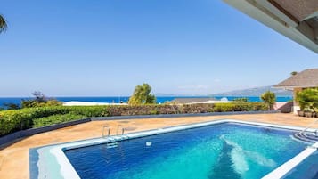 Alberca al aire libre y alberca climatizada