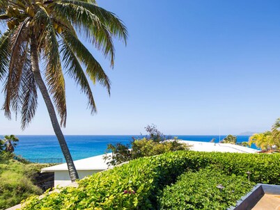 EXCLUSIVE EXECUTIVE HOME WITH FABULOUS 180o OCEAN VIEW.