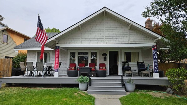 Outdoor dining - Coeur d'Alene's Famous Lakeshore Cottage next to Sander's Beach and Tubb's Hill! (Coeur d'Alene)