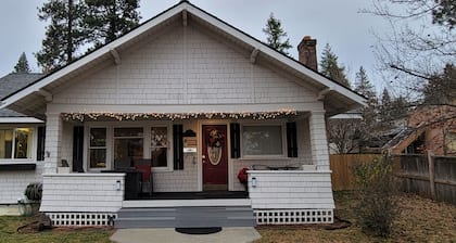 Coeur d'Alene's Famous Lakeshore Cottage close to the beach!