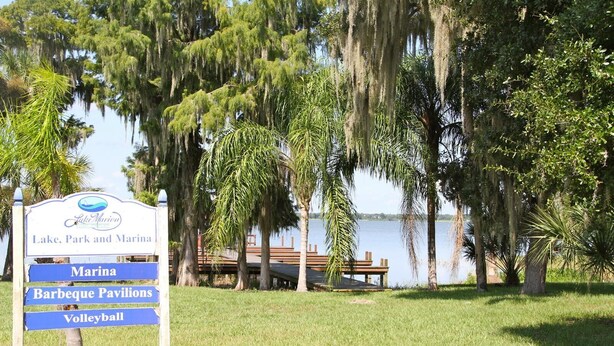 Un panneau indiquant l’emplacement du lac, du parc et du port de plaisance, avec des sections consacrées au port de plaisance, aux aires de barbecue et au terrain de volleyball.