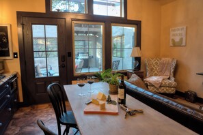 Interior - Enjoy your stay in the country. Dog friendly with a fenced-in yard (Columbia)