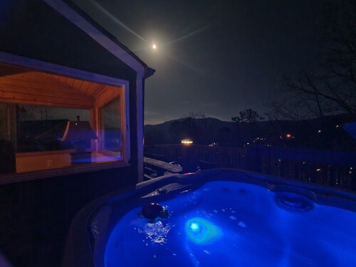 BEAUTIFUL 2/2 CHALET! Amazing Views! Hot Tub! Games!
Great Location Near Ober!!!