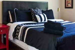 3 bedrooms, memory foam beds, desk, iron/ironing board - Historic Retreat in the City (St. Louis)