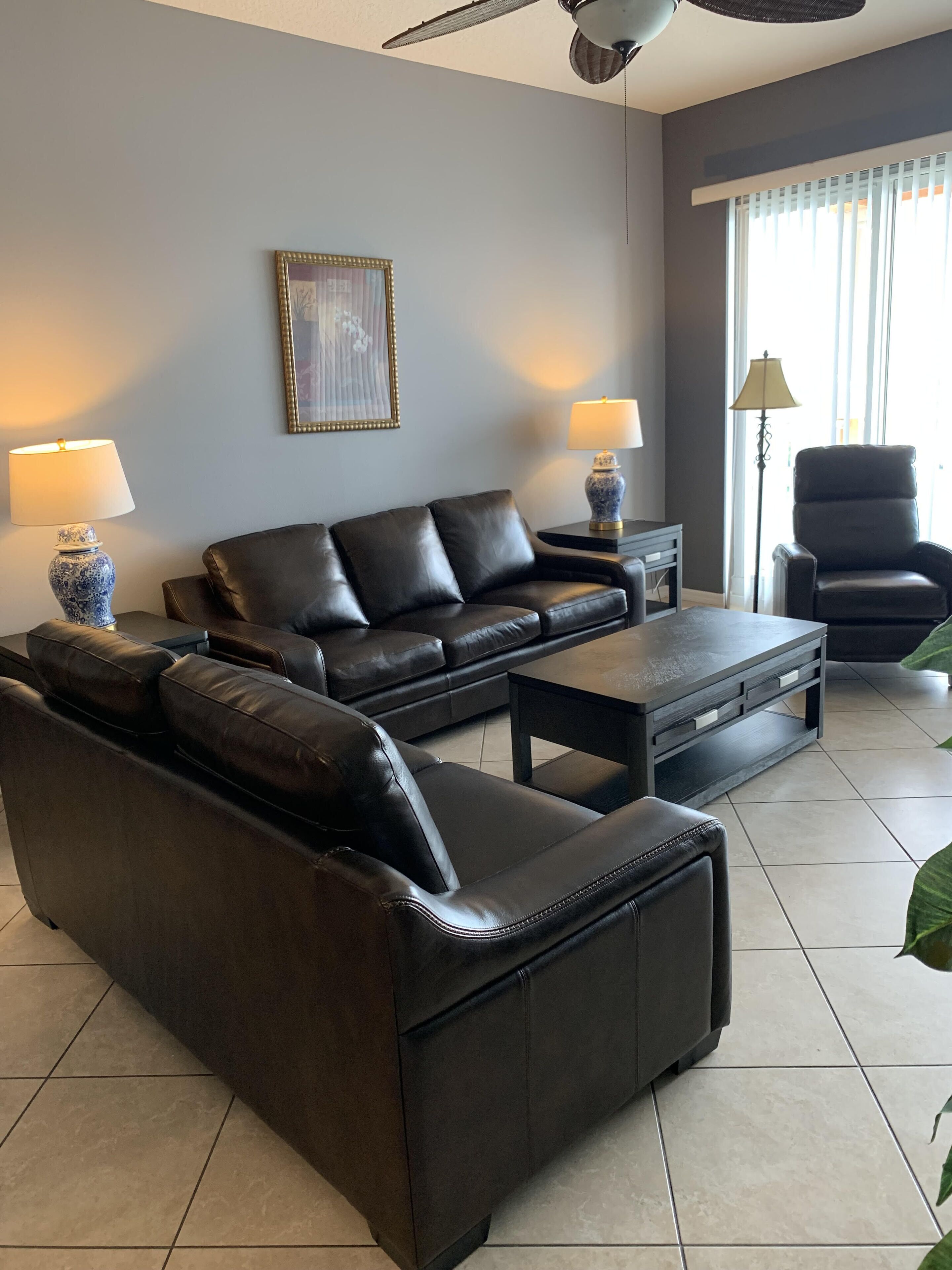 Smart-tv, dvd-spelare, böcker och ett filmbibliotek