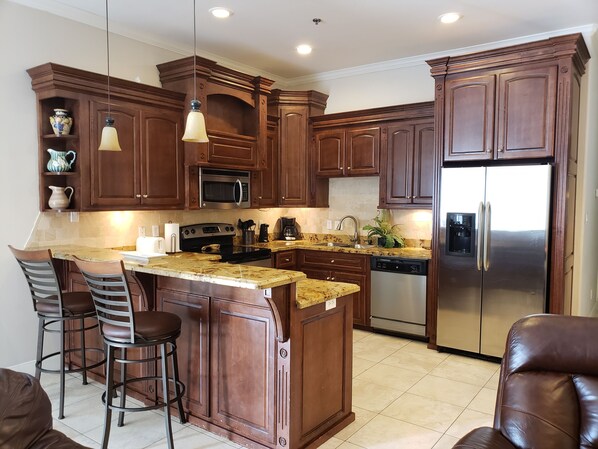 Een koelkast, een magnetron, een oven, een kookplaat