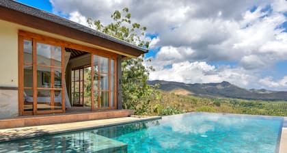 Villa Naga, Villa privée avec une grande piscine à débordement et des vues spectaculaires