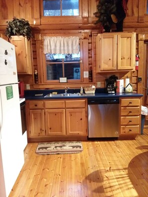 Fridge, microwave, oven, stovetop - Get away for awhile and relax at God's Blessings cabin. Very quiet and peaceful. (Pigeon Forge)