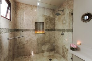 Dusche, Whirlpool, Haartrockner, Handtücher
