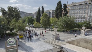 A public square with a fountain, benches, and people walking. - Ermou Stylish Suite Studio (Athina)