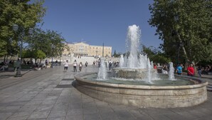A public square with a central fountain, benches, and a large building in the background. - Ermou Stylish Suite Studio (Athina)