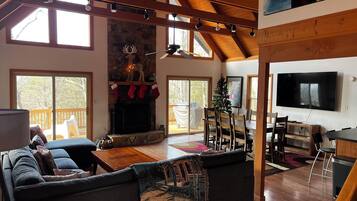 Smart TV, fireplace, DVD player, table tennis