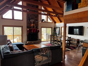 Smart-TV, peis, DVD-spiller og bordtennis