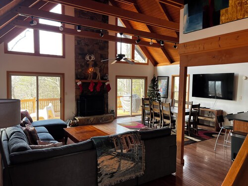 Modern and Peaceful Home with Amazing Mountain Views!