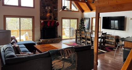 Modern and Peaceful Home with Amazing Mountain Views!