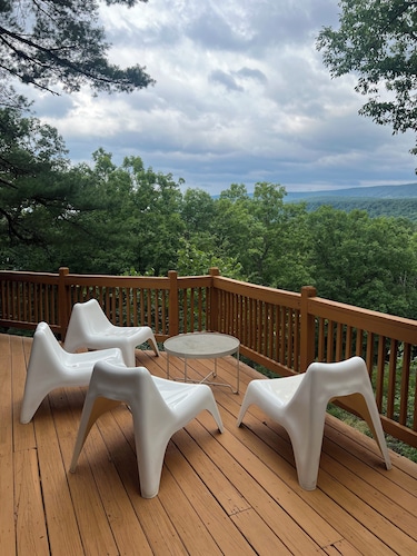 Modern and Peaceful Home with Amazing Mountain Views!