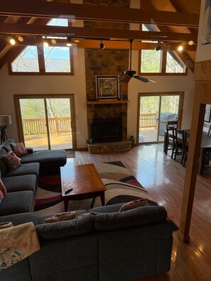 Smart TV, fireplace, DVD player, table tennis - Modern and Peaceful Home with Amazing Mountain Views! (Berkeley Springs)