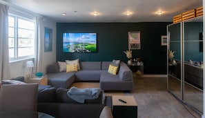 Smart TV, Netflix, books, streaming services