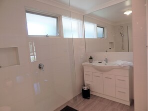 Chuveiro, secador de cabelo, toalhas de banho 