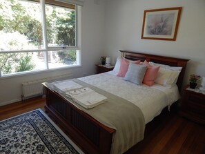 3 bedrooms, iron/ironing board, free WiFi, bed sheets - Laurel House, peaceful suburban retreat in the heart of leafy Blackburn. (Blackburn)