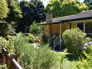 Property grounds - Laurel House, peaceful suburban retreat in the heart of leafy Blackburn. (Blackburn)