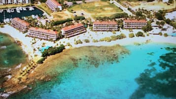 En la playa, camastros y toallas de playa
