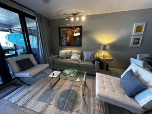 Een smart-tv, een dvd-speler, boeken en een filmbibliotheek