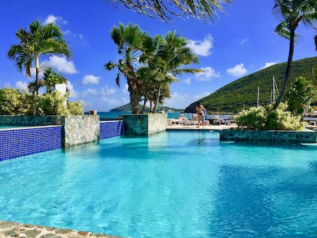 Außenpool. Renoviertes OCEANFRONT BEACHFRONT BEACH LEVEL einen Schritt zum schönen weißen Sand