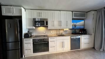 Frigorífico, microondas, horno y placa de cocina