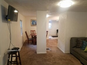 Een smart-tv en een stereo