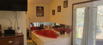 1 Bedroom Romantic Safari Hideaway - Pet Friendly - Minutes from Everything