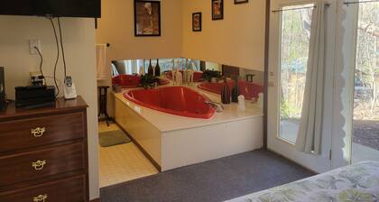 1 Bedroom Romantic Safari Hideaway - Pet Friendly - Minutes from Everything