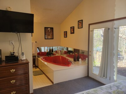 1 Bedroom Romantic Safari Hideaway - Pet Friendly - Minutes from Everything