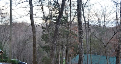 1 Bedroom Romantic Safari Hideaway - Pet Friendly - Minutes from Everything