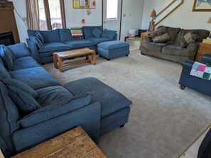 Smart TV, chimenea, reproductor de DVD y libros 