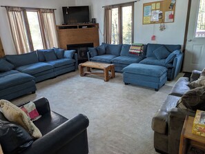 Smart-TV, Kamin, DVD-Player, Bücher