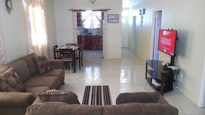 Smart TV - Modern Air Conditioned Home For Family and Adventure (Madrelle)