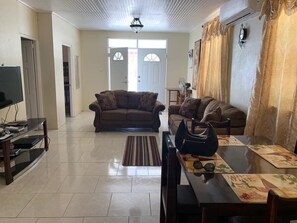 Smart TV - Modern Air Conditioned Home For Family and Adventure (Madrelle)