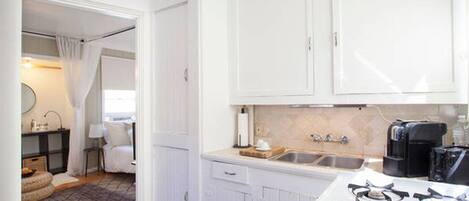 Full-size fridge, microwave, oven, stovetop