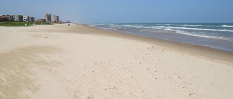 Am Strand, Liegestühle, Sonnenschirme, Strandtücher