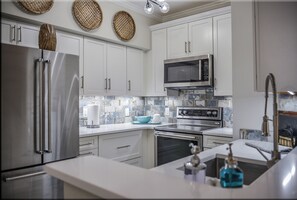 Réfrigérateur, four à micro-ondes, un four, surface de cuisson