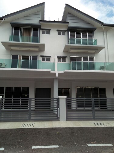 Coconut HomeStay Tanjong Karang ，Selan. .椰子民宿是渡假的好地方→屋子明亮→客厅和房间很宽阔→是悠庄地方，这里出入方便。