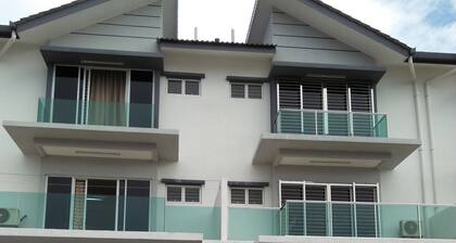 Coconut HomeStay Tanjong Karang ,Selan. .椰子民宿是渡假的好地方→屋子明亮→客厅和房间很宽阔→是悠庄地方,这里出入方便。