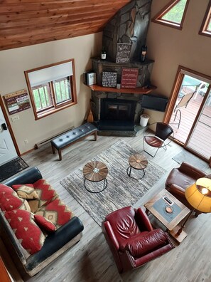 TV, DVD player, books, video library - The Owl's Nest, Black Hills Vacation Home located in Central Black Hills (Rapid City)