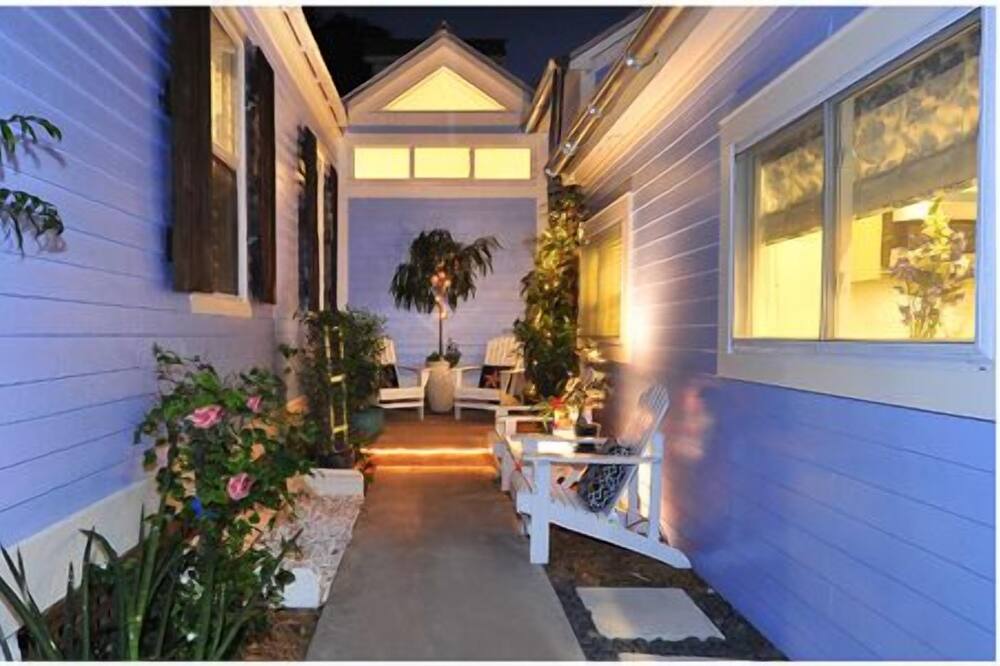 Location, location, location!<br><br>Situated in the heart of the Cuban district, steps from arguably the best \'con leche\' in Key West, this nightly rental is minutes from everything on the island. No cars are necessary, bikes and beach chairs are provided.<br><br>This property will meet all of the demands a vacationer might have. Other amenities include a 1930\'s claw–foot soaking tub, free WIFI and digital HD cable.<br> Location, location, location - Walk to the Beach!